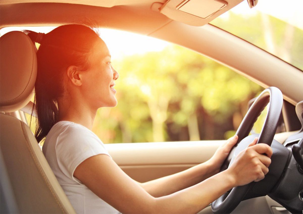 Tolkning av en drøm om å kjøre bil for single kvinner