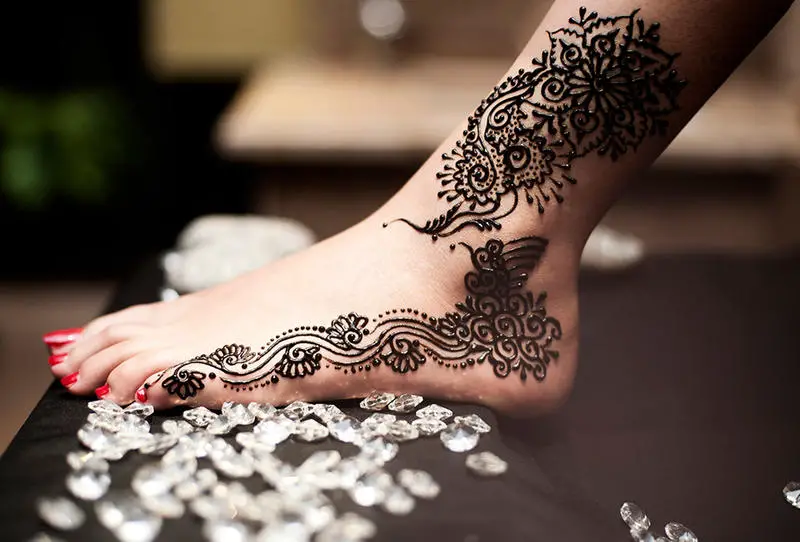 ခြေထောက်ပေါ်ရှိ henna အကြောင်း အိပ်မက်ကို အဓိပ္ပာယ်ဖွင့်ဆိုခြင်း။