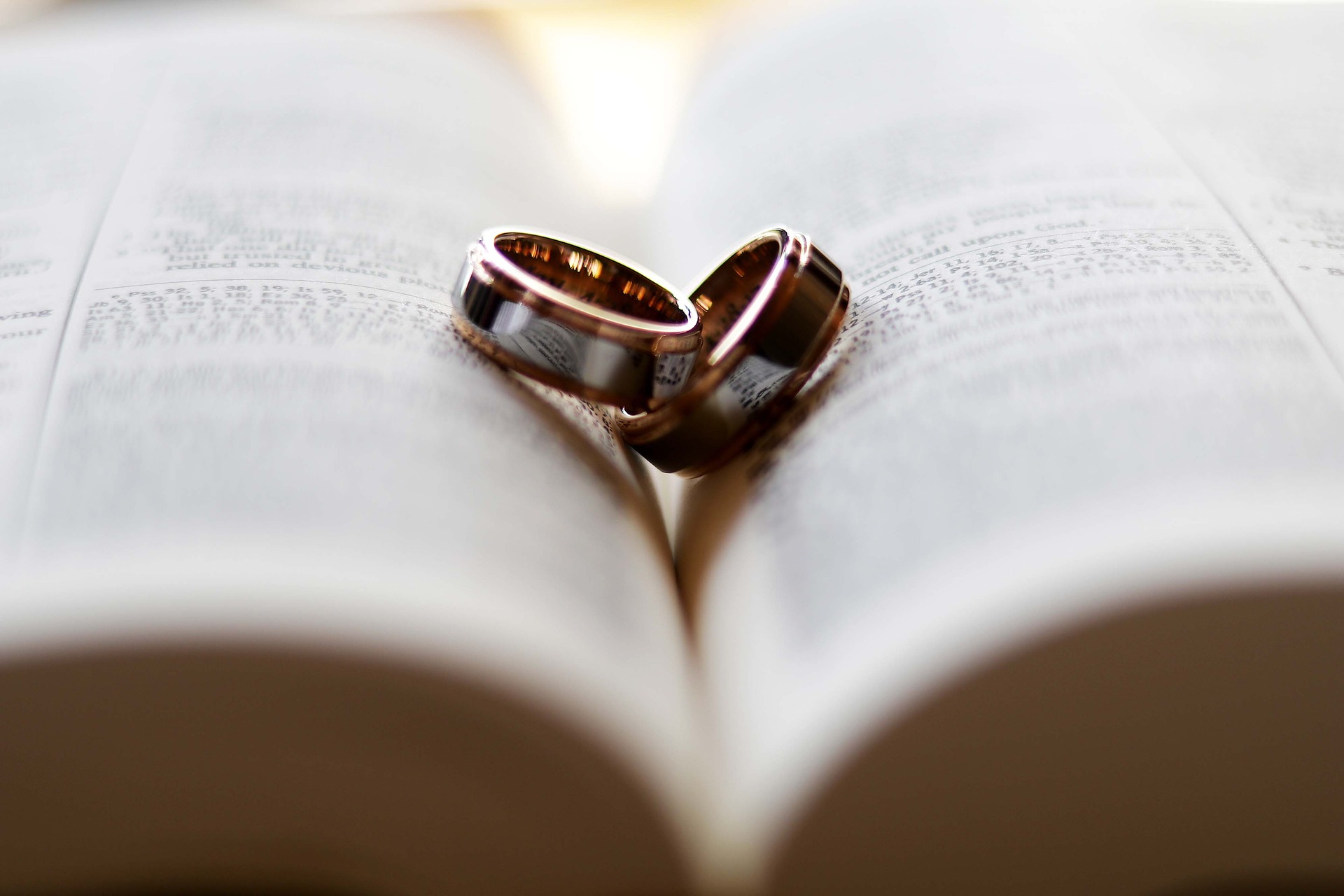 Fortolkning af en drøm om ægteskab med magt og gråd for enlige kvinder