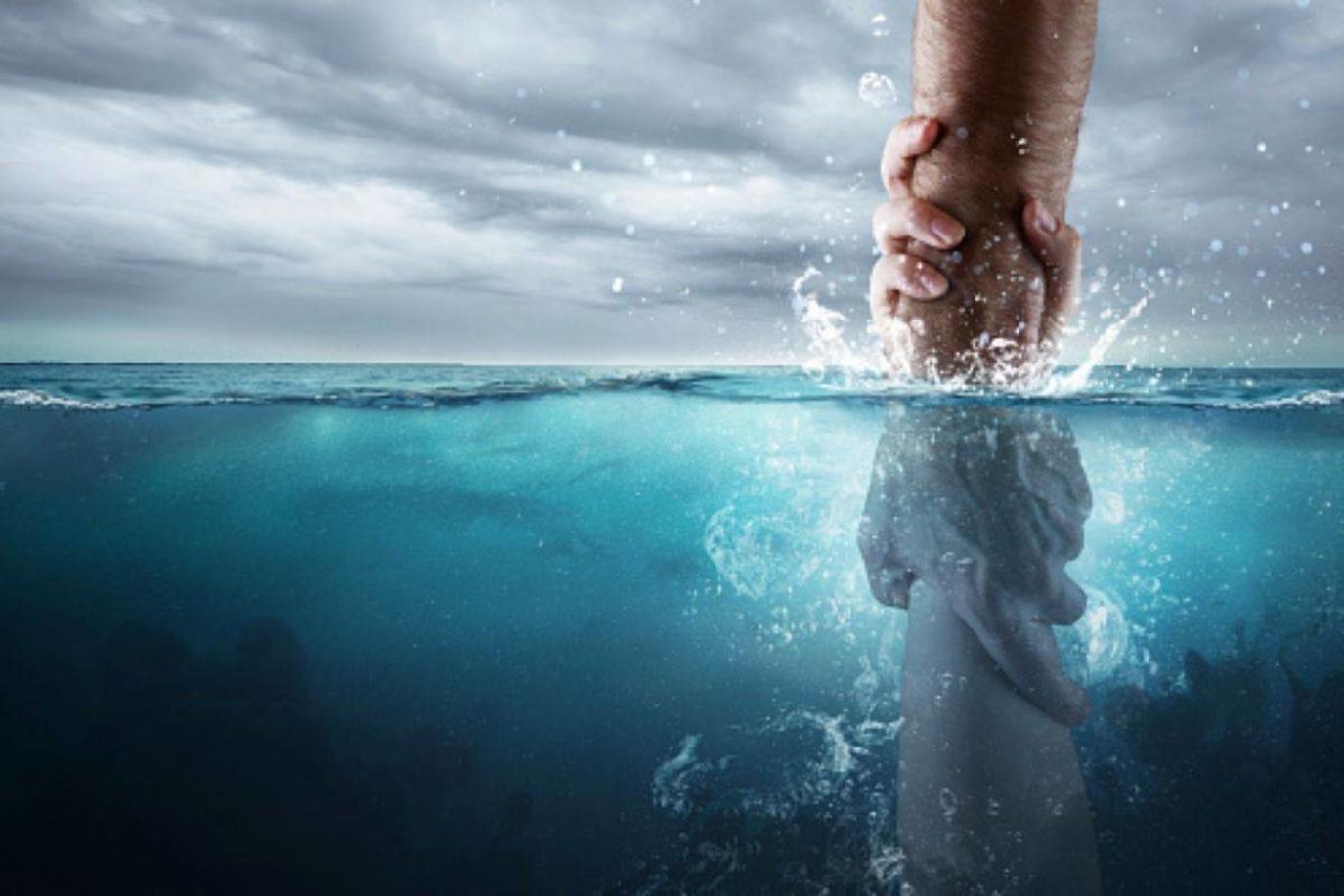 Tolkning av en drøm om å redde noen fra å drukne