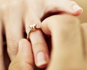 Sanjati zlatni prsten za slobodnu ženu – tumačenje snova