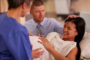Žena rađa dok nije trudna