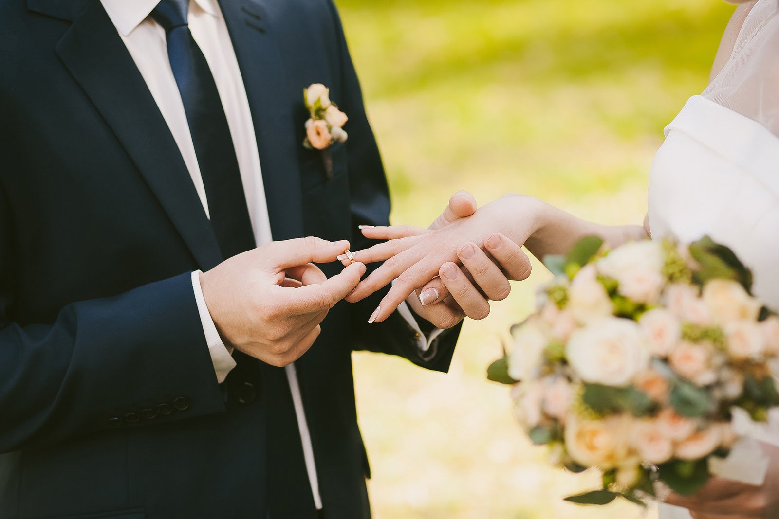Нөхрөөсөө хоёр дахь удаагаа гэрлэж буй гэрлэсэн эмэгтэйн тухай мөрөөдлийн тайлбар