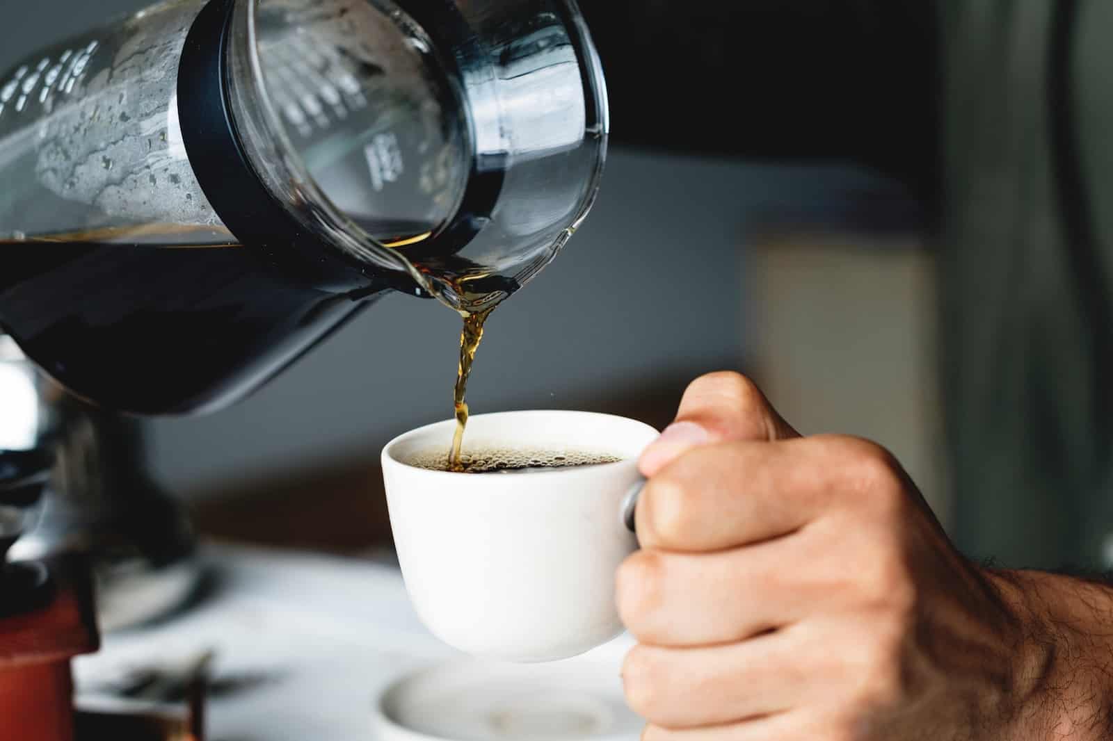 Толкување на сонот за сервирање кафе на некого