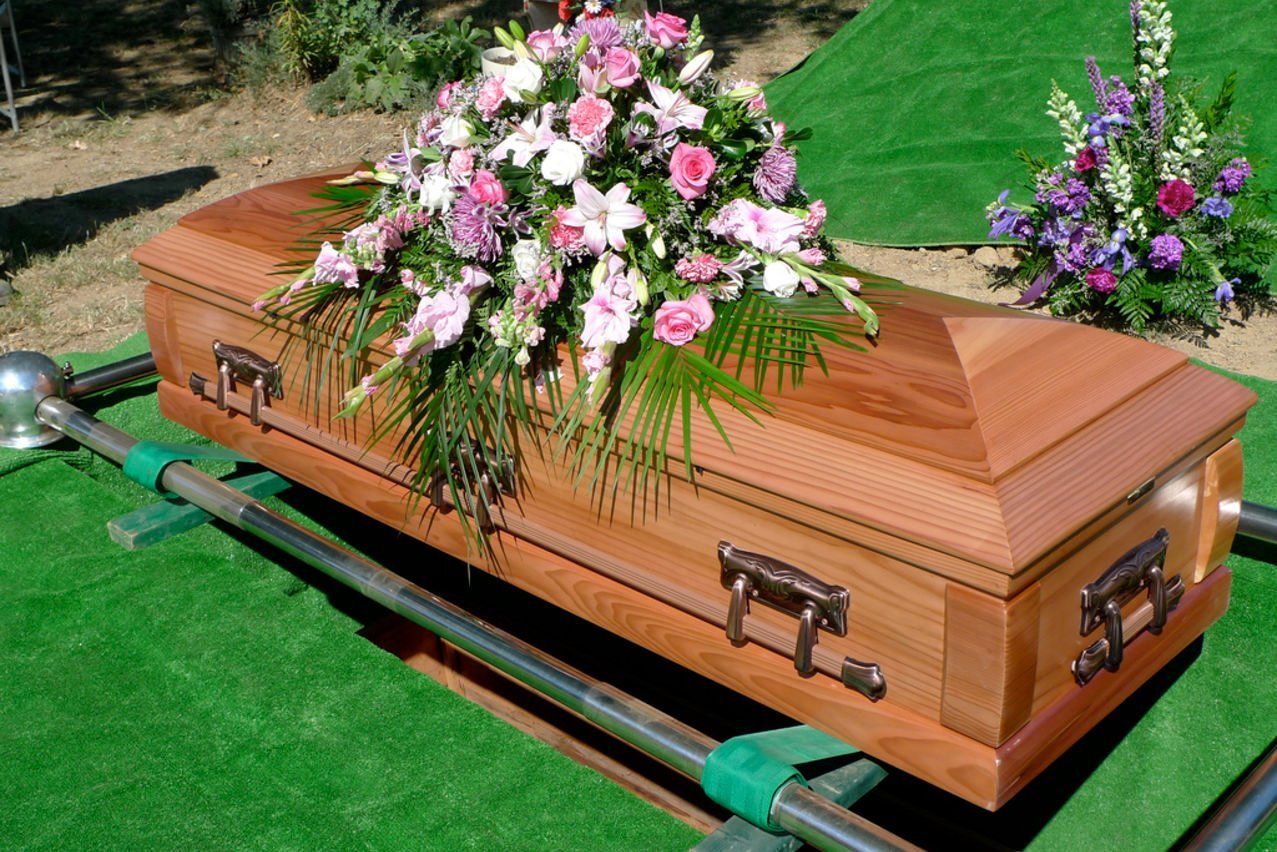 Ser begravelsen til en levende person i en drøm