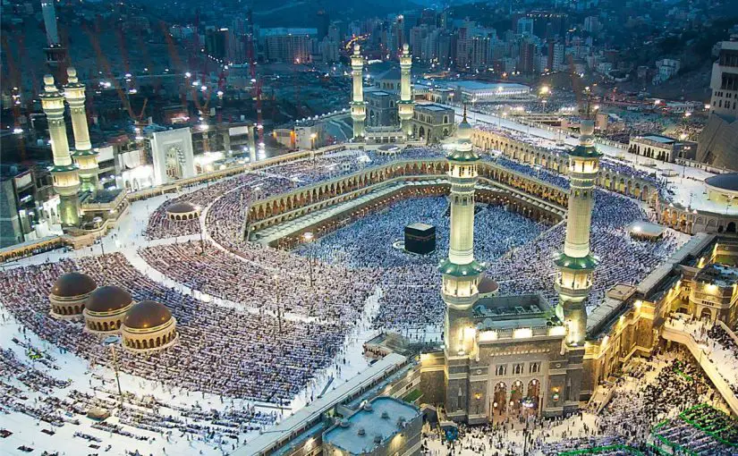 Tolkning av en drøm om å be i den store moskeen i Mekka for en gift kvinne