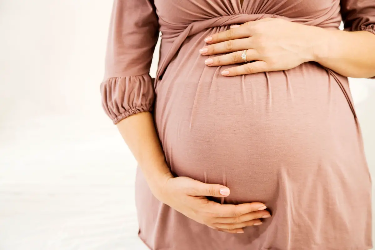 Sonĝado pri feto falanta el la utero de sia patrino - sonĝo interpreto