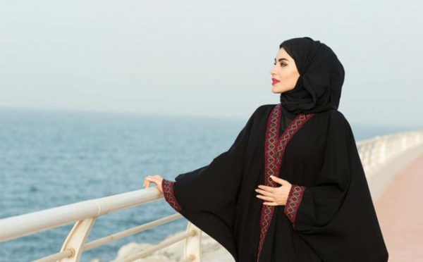 Interpretazione di un sognu di portà una abaya per e donne single