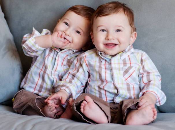 जुळ्या मुलांना जन्म देण्याच्या स्वप्नाचा अर्थ