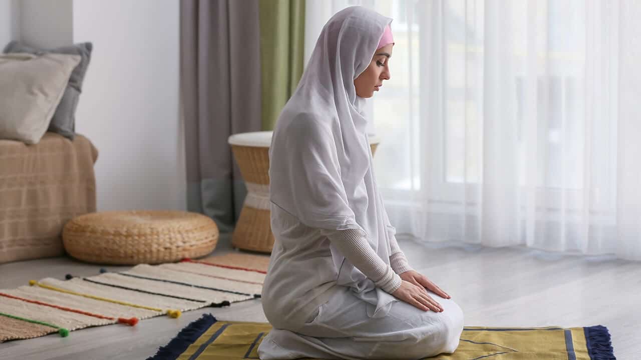 Виждане на молитва насън за самотни жени