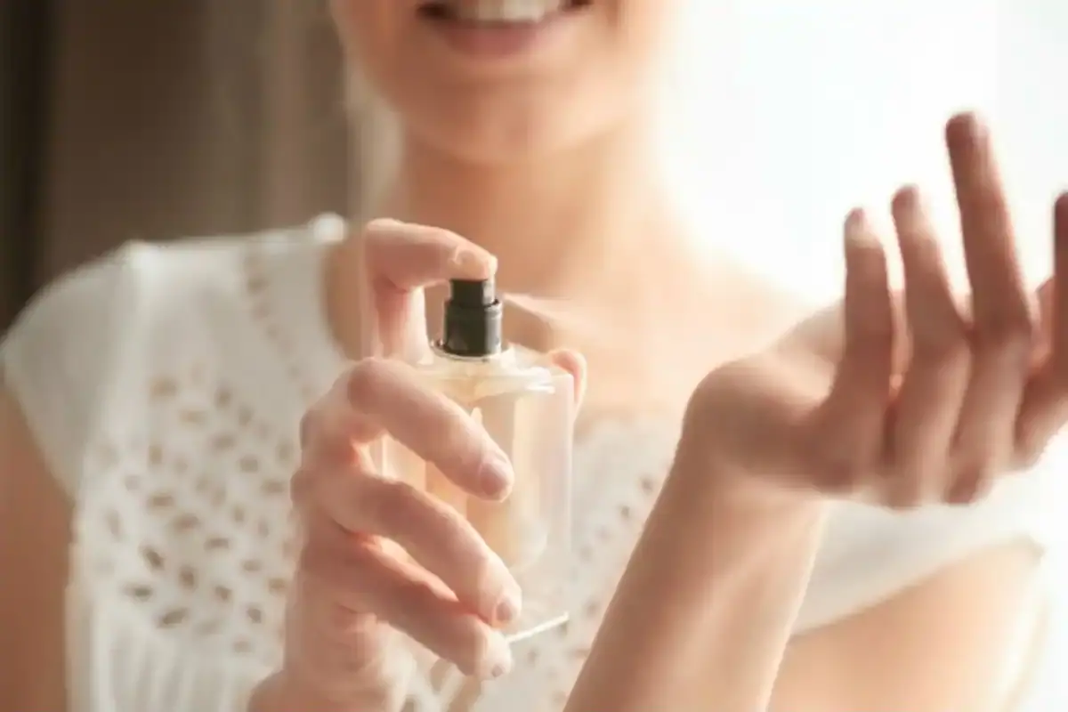 Spraying perfume in un sognu per e donne sola