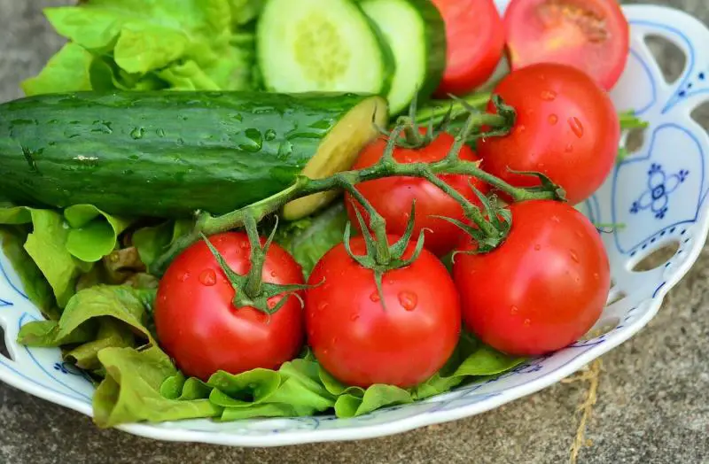 Tolkning av en drøm om tomater og agurker