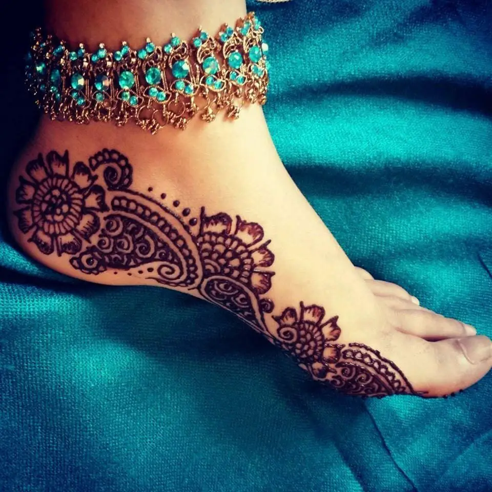 အိမ်ထောင်သည်မိန်းမ၏ခြေရင်း၌ henna အကြောင်း အိပ်မက်ကို အဓိပ္ပာယ်ဖွင့်ဆိုသည်။
