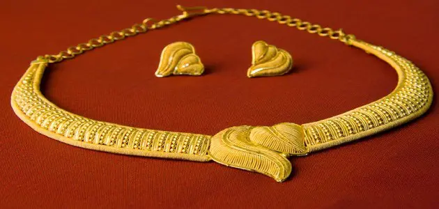 Razlaga sanj o zlati ogrlici za ločeno žensko