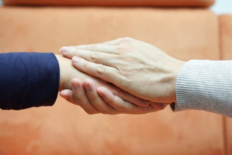 تفسير حلم شخص يسحبني من يدي