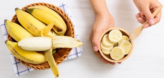 Яденето на банани насън