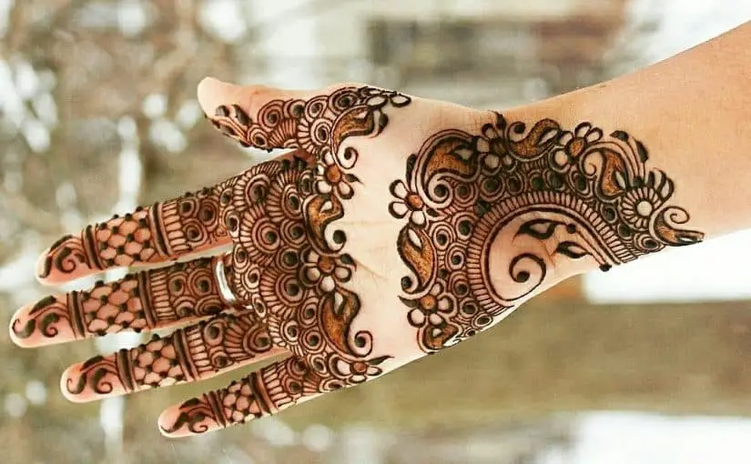အိမ်ထောင်သည်မိန်းမ၏လက်တွင် henna အကြောင်း အိပ်မက်ကို အဓိပ္ပာယ်ဖွင့်ဆိုသည်။