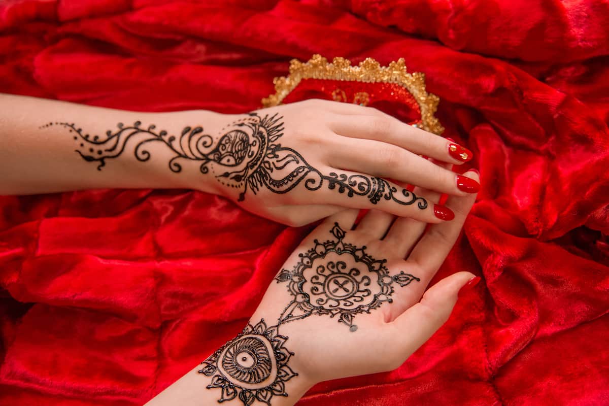 လက်ပေါ်ရှိ henna အကြောင်း အိပ်မက်ကို အဓိပ္ပာယ်ဖွင့်ဆိုခြင်း။
