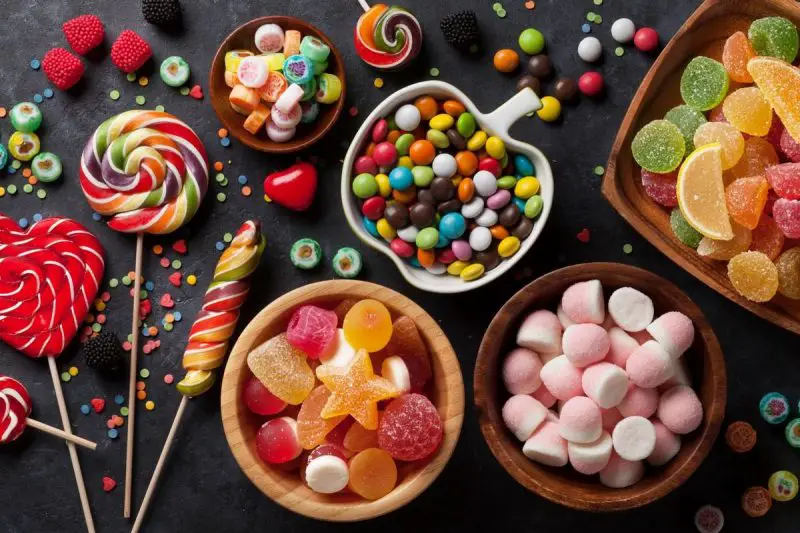 Hva er tolkningen av å spise søtsaker i en drøm?
