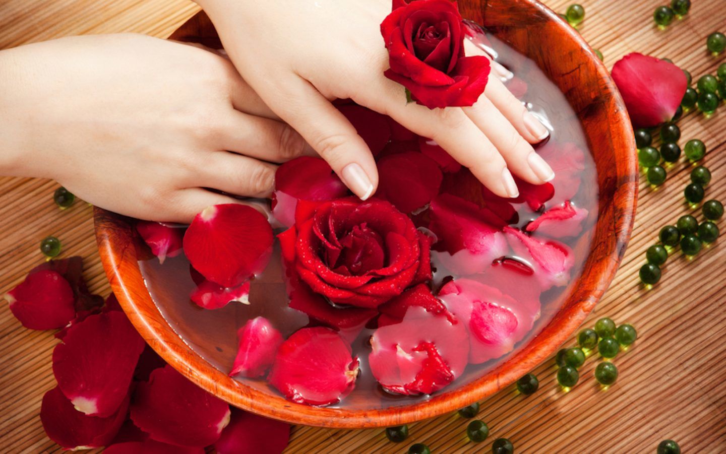 К чему снятся красные розы замужней женщине?
