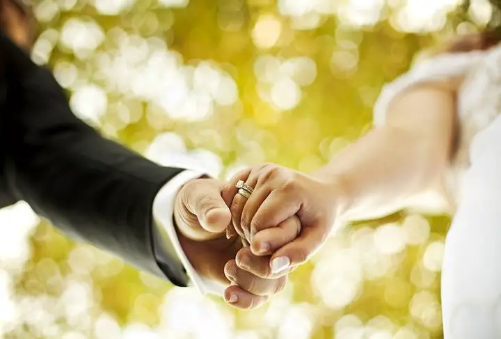 विवाहित महिलेचे तिच्या पतीशी लग्न करण्याचे स्वप्न - स्वप्नांचा अर्थ