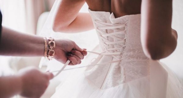 Tolkning av en drøm om å ha på seg en brudekjole for en enkelt jente