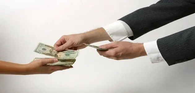 حلم إعطاء شخص المال