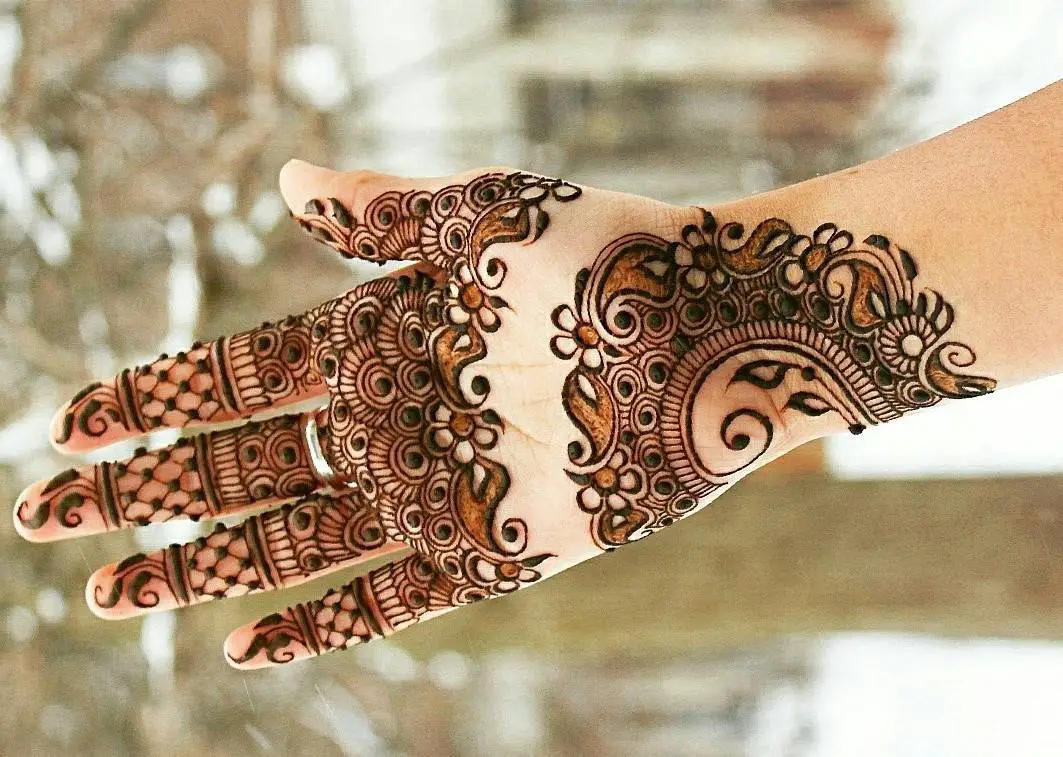 လက်ပေါ်တွင် henna ၏စကားပြန်