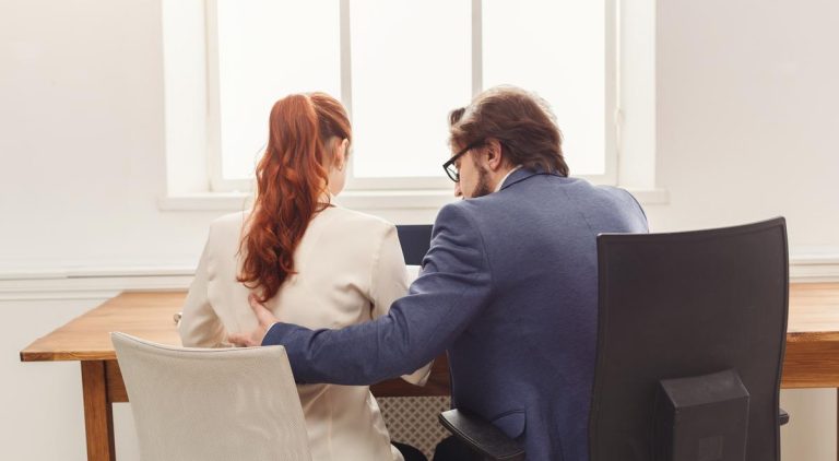 تفسير حلم شخص يحاول التقرب مني