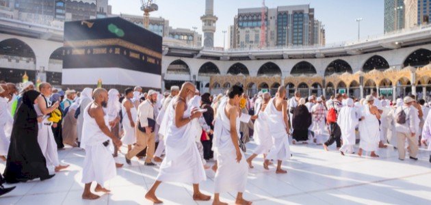 Sealladh de chuairteachadh timcheall an Kaaba