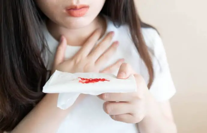 एक अकेली महिला के लिए मुंह से खून थूकने का सपना.वेबपी - सपनों की व्याख्या