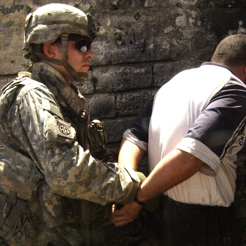 Soldat Airborne Americanu chì arresta un suspettatu Iraqi - Interpretazione di i sogni