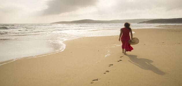लड़की समुद्र पर चल रही है