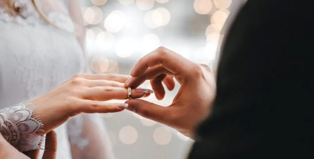 تفسير حلم تحديد موعد الزواج للعزباء