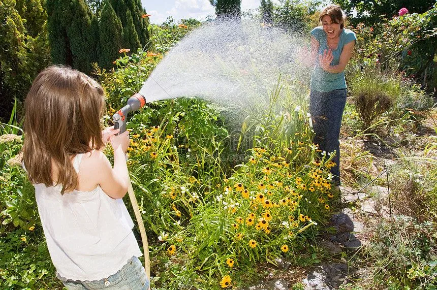 خواب دیدن آب پاشی در خواب برای زن مجرد - تعبیر خواب