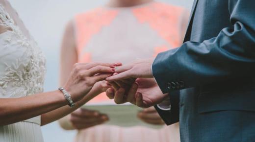 इब्न सिरिनका अनुसार मेरो विवाहित बहिनीको विवाहको बारेमा सपनाको व्याख्याको लागि सबैभन्दा महत्त्वपूर्ण प्रभाव