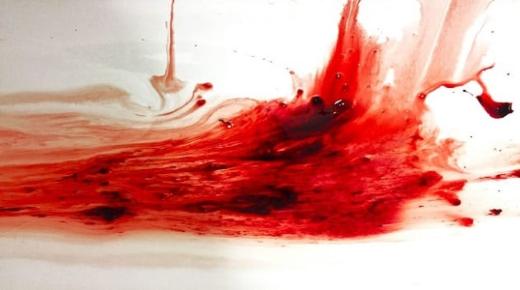 Interpreto de la sango de menstruanta virino en sonĝo de Ibn Sirin kaj Al-Usaimi