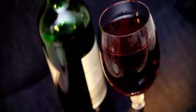 Lær om tolkningen av å drikke vin i en drøm ifølge Ibn Sirin