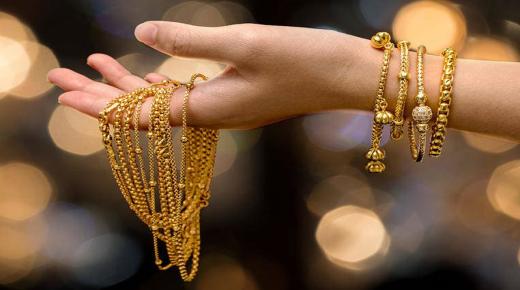 Tolkning av å bære gull i en drøm for en gift kvinne av Ibn Sirin