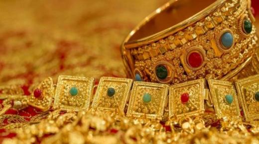 Tolkning av å se selge gull i en drøm av Ibn Sirin
