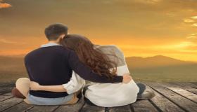 इब्न सिरिन के अनुसार, सपने में पति को अपनी पत्नी को गले लगाते हुए देखने की सबसे महत्वपूर्ण व्याख्या