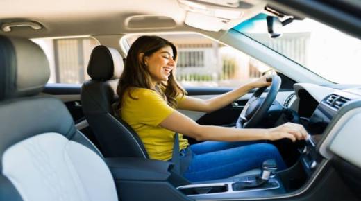 Tolkning av å kjøre bil i en drøm for single kvinner