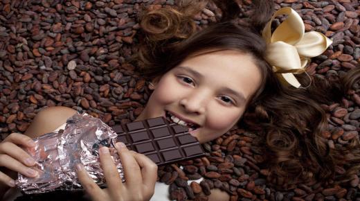 इब्न सिरिन द्वारा सपने में चॉकलेट खाने की व्याख्या