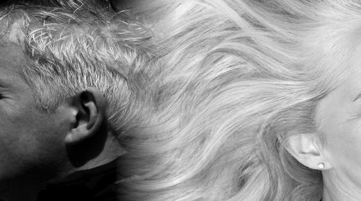 इब्न सिरीनच्या स्वप्नातील राखाडी केसांच्या स्पष्टीकरणाबद्दल जाणून घ्या