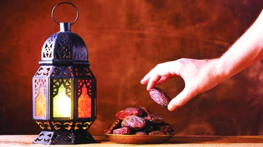 Ibn Sirin မှ အိပ်မက်ထဲတွင် အစာရှောင်ခြင်း၏ သင်္ကေတကို အဓိပ္ပာယ်ဖွင့်ဆိုချက်