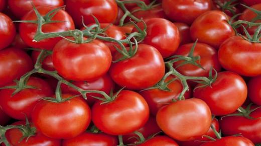 Quae est interpretatio videndi tomatoes in somnio ab Ibn Sirin?