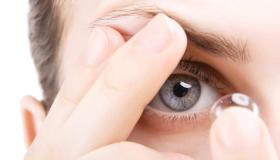 Hva er tolkningen av å se å bruke kontaktlinser i en drøm ifølge Ibn Sirin og ledende lærde?
