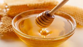 Tolkning av å se drikke honning i en drøm av Ibn Sirin