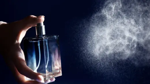 A spraying perfume in un sognu hè un bonu auguriu?