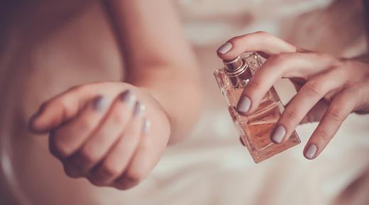 Tolkning av en drøm om parfyme av Ibn Sirin